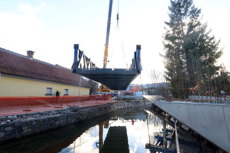 POSTAVITEV BRVI ČEZ CERKNIŠČICO 07 FOTO LJUBO VUKELIČ